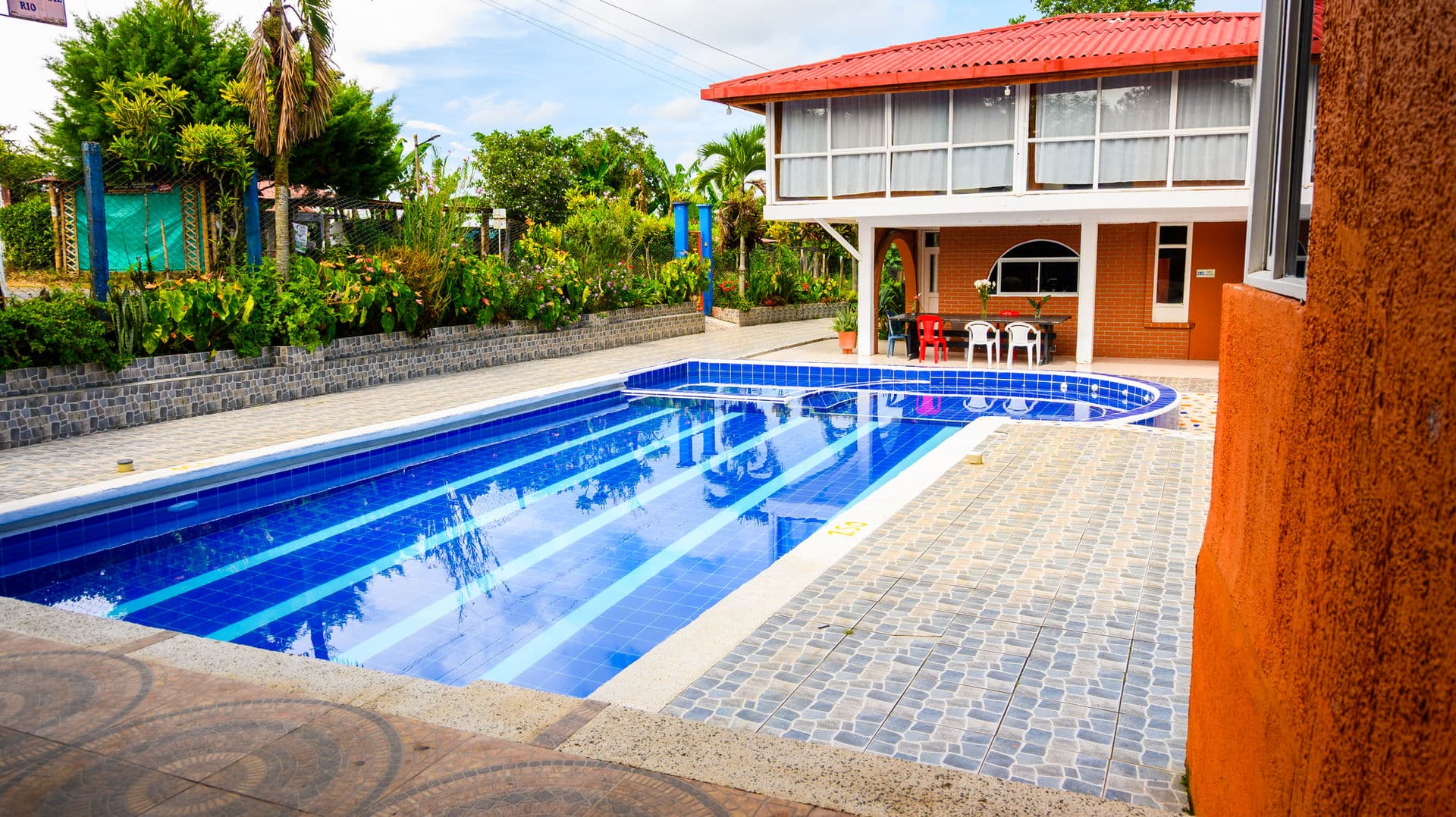 Hotel Quinto pool surrounded by tropical gardens